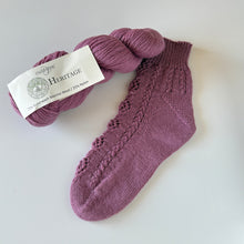 画像をギャラリービューアに読み込む, Hollyhock Socks と Cascade Yarns Heritage Bordeaux（#5738）
